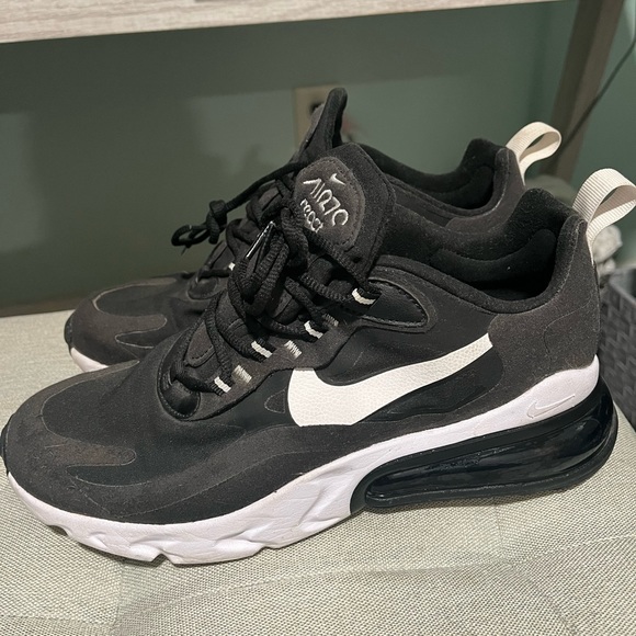 270 reacts all black